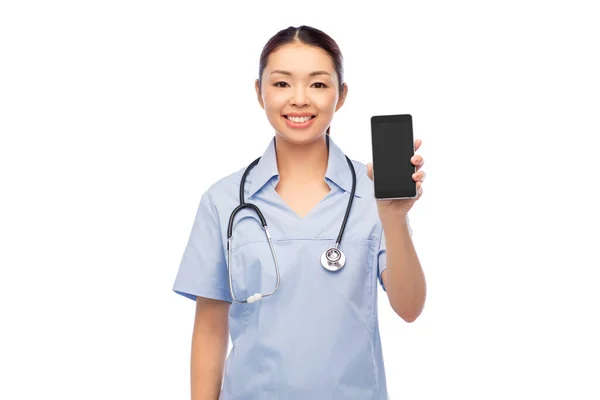 Felice asiatico medico femminile o infermiera con smartphone — Foto Stock