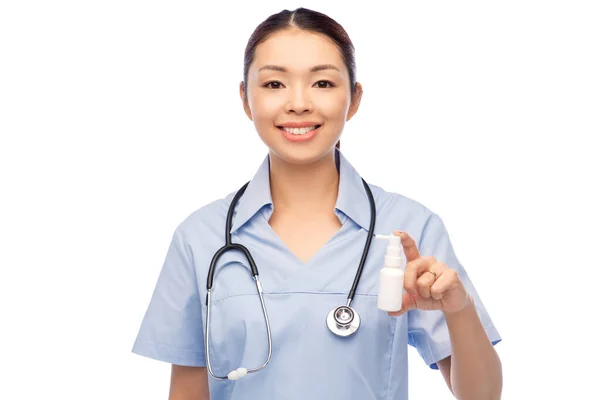 Sorrindo asiático feminino médico ou enfermeira com medicina — Fotografia de Stock