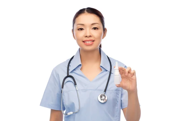 Sonriente asiático mujer médico o enfermera con medicina — Foto de Stock