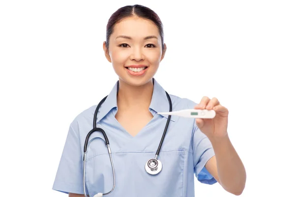 Asiatische Ärztin oder Krankenschwester mit Thermometer — Stockfoto