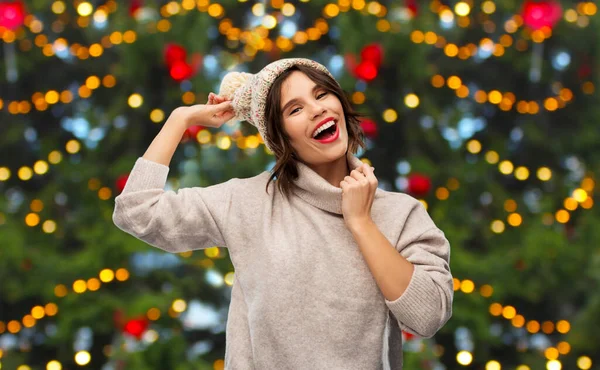 Mujer feliz en sombrero y suéter en Navidad — Foto de Stock