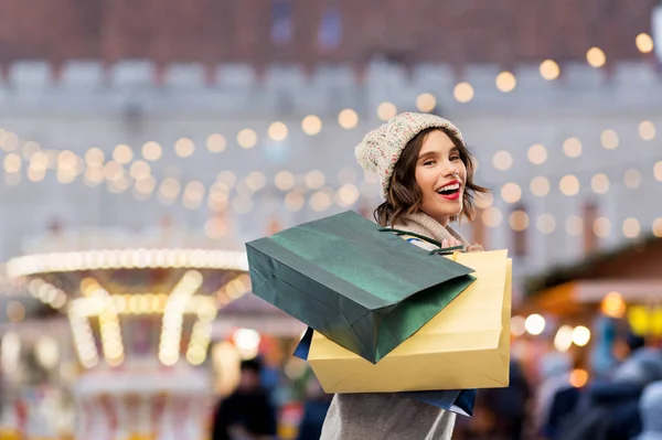 Mujer feliz con bolsas de compras en el mercado de Navidad — Foto de Stock