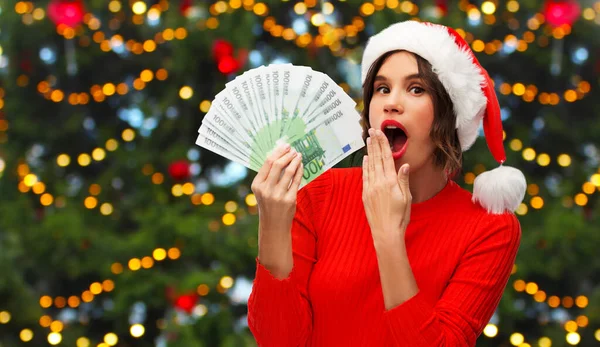 Mujer sorprendida con dinero en Navidad — Foto de Stock