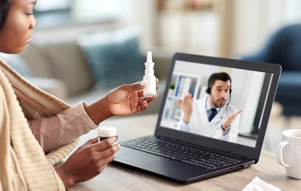 Sick woman having video call with doctor on laptop — Stock Photo, Image