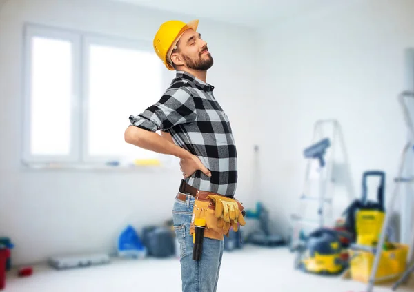 Trabalhador masculino ou construtor com dor nas costas — Fotografia de Stock