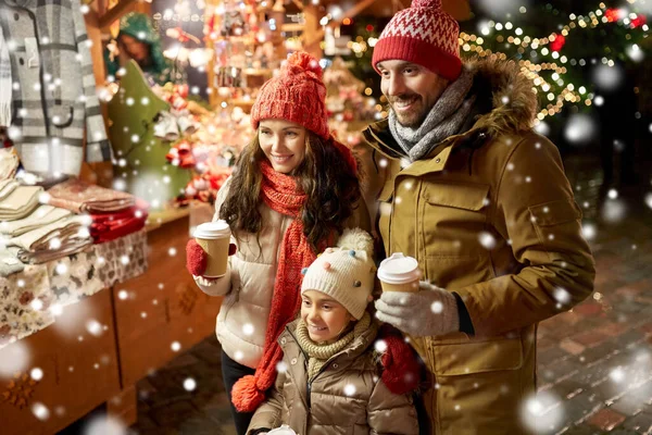 Familie met afhaaldrankjes op kerstmarkt — Stockfoto