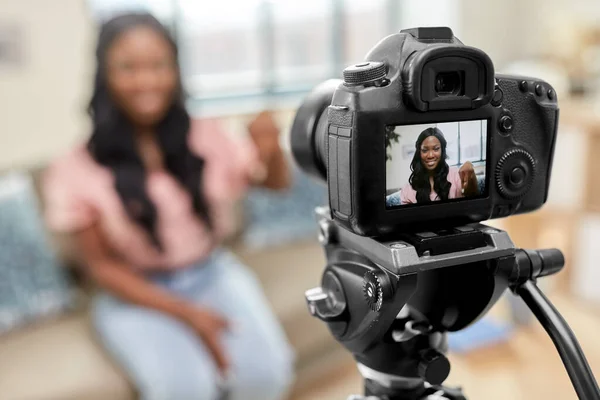 Blogger femminile con macchina fotografica video blogging a casa — Foto Stock