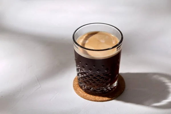 Mantara bir bardak kahve, bardak altlığı. — Stok fotoğraf