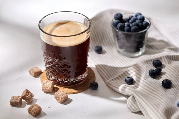 Glas Kaffee, brauner Zucker und Blaubeeren — Stockfoto