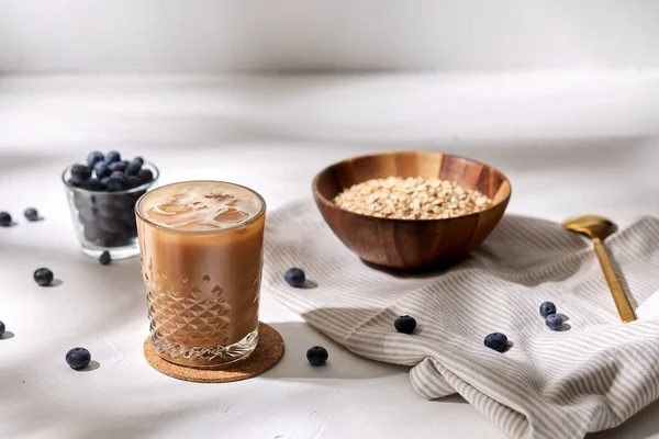Glas Eiskaffee, Haferflocken und Blaubeeren — Stockfoto