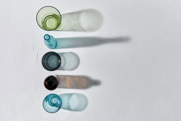 Скляний посуд падає тіні на білій поверхні — стокове фото