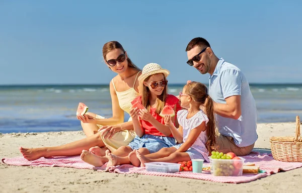 Lycklig familj som har picknick på sommarstranden — Stockfoto