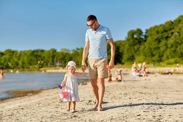 Glücklicher Vater spaziert mit kleiner Tochter am Strand — Stockfoto