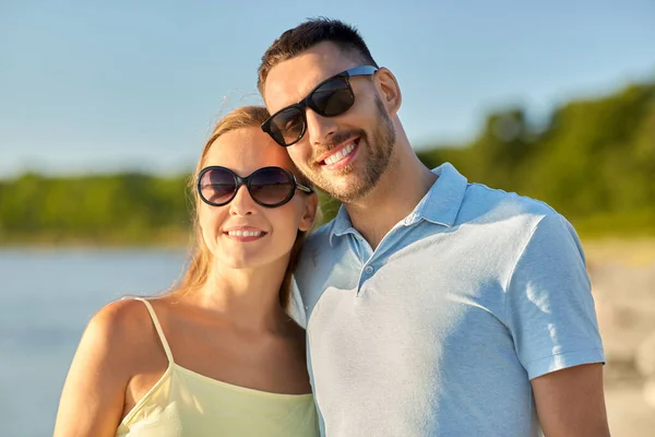 Lyckliga par kramas på sommaren stranden — Stockfoto