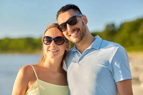 Couple heureux étreignant sur la plage d'été — Photo