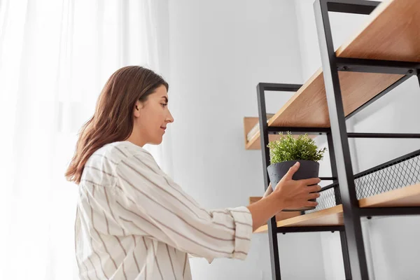 Femme décoration maison avec fleur ou plante d'intérieur — Photo