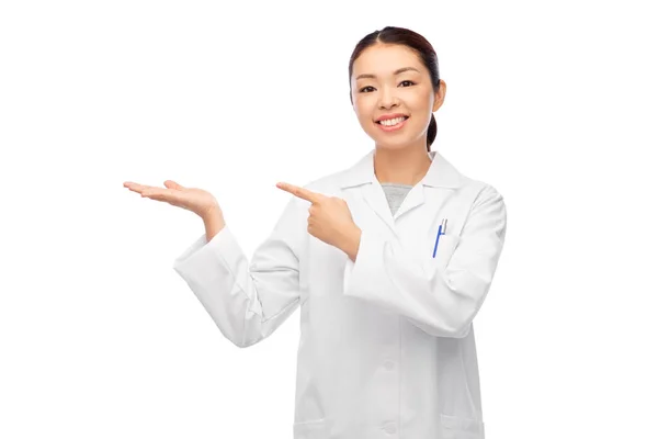Asiatische Ärztin hält etwas auf der Hand — Stockfoto