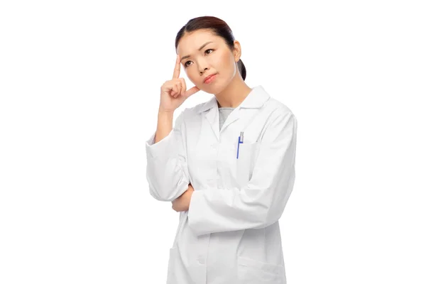 Pensando asiático feminino médico no branco casaco — Fotografia de Stock