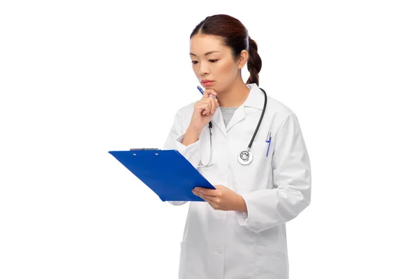 Asyalı kadın doktor elinde not panosuyla — Stok fotoğraf