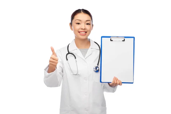 亚洲女医生和剪贴板显示大拇指向上 — 图库照片