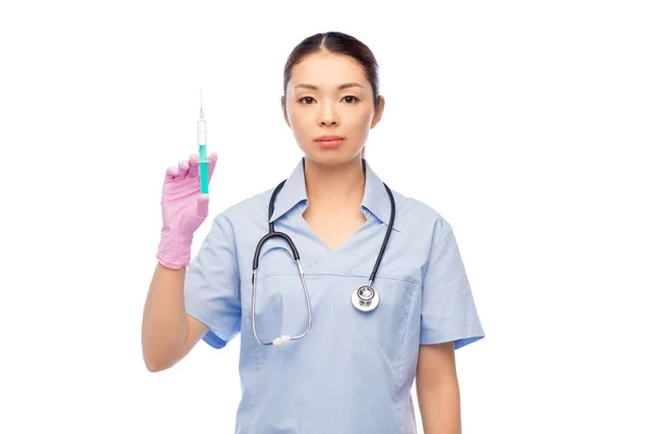 Asiatische Krankenschwester mit Medizin und Spritze — Stockfoto