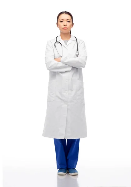 Asiatico femmina medico in bianco cappotto — Foto Stock