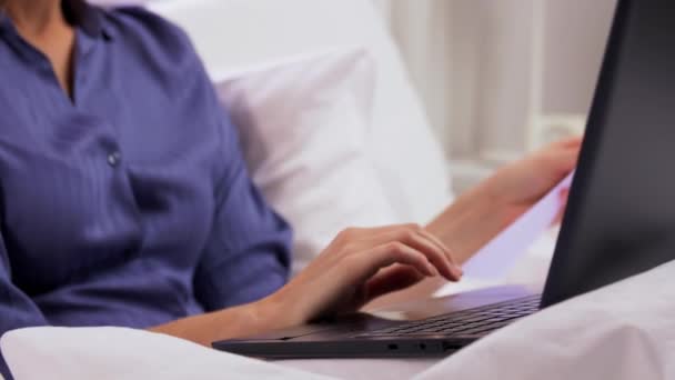 ノートパソコンと紙を持つ若い女性が — ストック動画