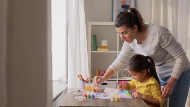 Ibu dengan anak kecil menggambar di rumah — Stok Video