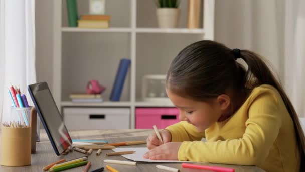 Pequena menina desenho com lápis de coloração em casa — Vídeo de Stock