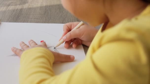 Pequena menina desenho com lápis de coloração em casa — Vídeo de Stock