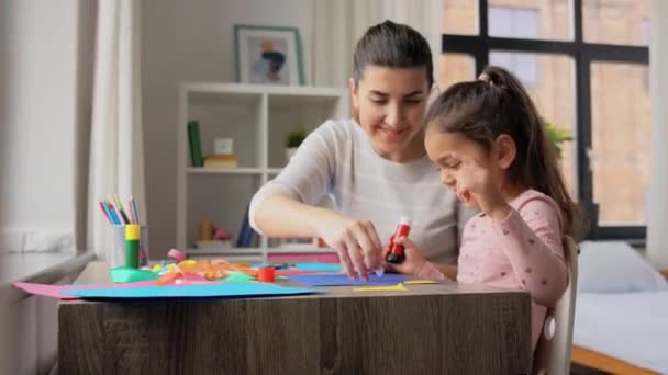 Filha com mãe fazendo applique em casa — Vídeo de Stock