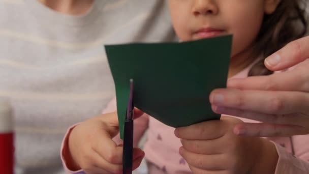 Madre y el niño cortando papel de color con tijeras — Vídeos de Stock
