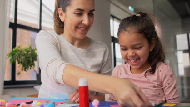 Hija con madre haciendo apliques en casa — Vídeos de Stock