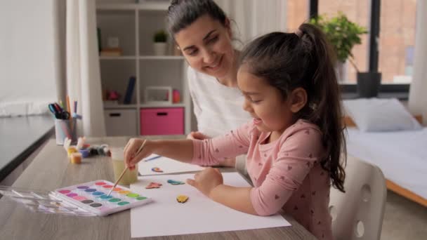 Moeder met dochter met kleuren schilderen thuis — Stockvideo