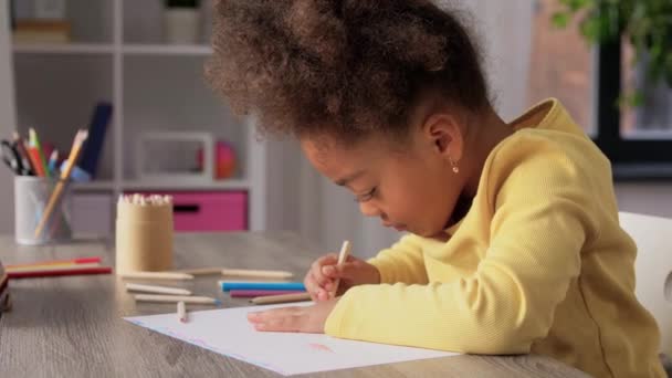Kleines Mädchen zeichnet zu Hause mit Malstiften — Stockvideo