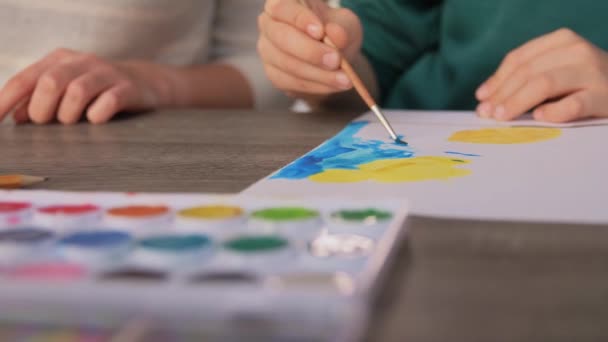 Mor och son med färger ritning hemma — Stockvideo