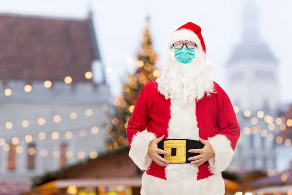 Uomo in costume di Babbo Natale indossando maschera medica — Foto Stock