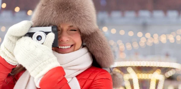 Gelukkig vrouw met film camera over kerst markt — Stockfoto