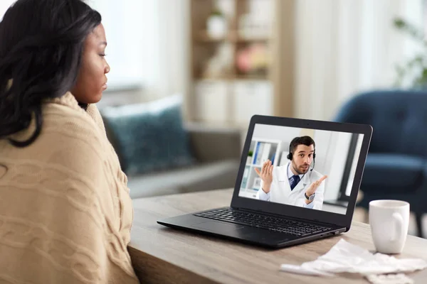 Sick woman having video call with doctor on laptop — Stock Photo, Image