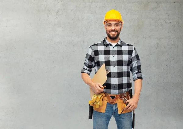 Trabalhador masculino ou construtor em capacete com prancheta — Fotografia de Stock