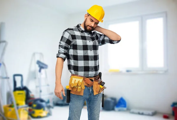 Trabalhador masculino ou construtor com dor no pescoço — Fotografia de Stock