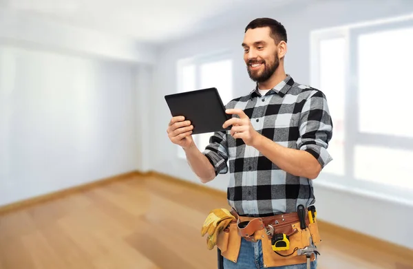 Glücklicher Bauherr mit Tablet-Computer und Werkzeug — Stockfoto