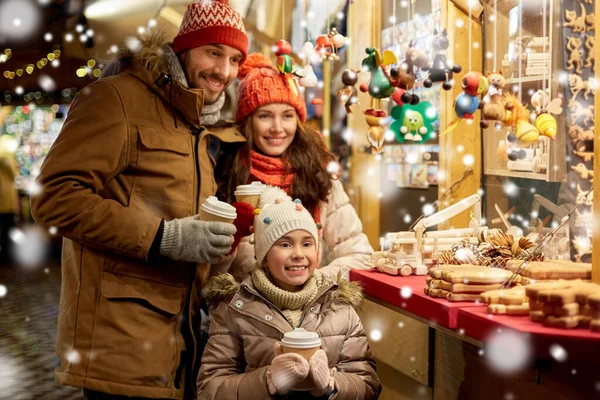 Familie mit Getränken zum Mitnehmen auf Weihnachtsmarkt — Stockfoto