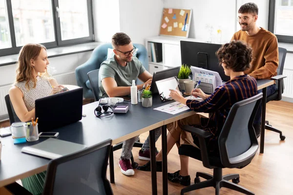 Equipe de negócios ou startuppers que trabalham no escritório — Fotografia de Stock