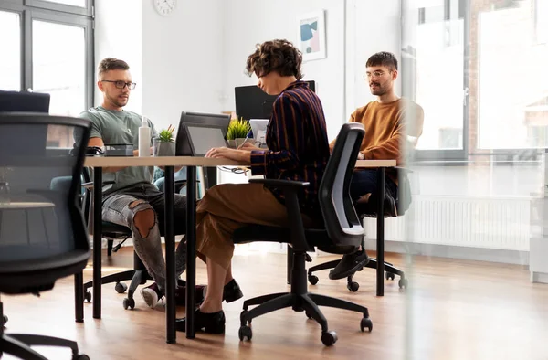 Equipe de negócios ou startuppers que trabalham no escritório — Fotografia de Stock