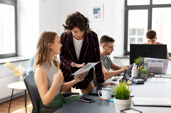 Tim bisnis atau startuppers yang bekerja di kantor — Stok Foto