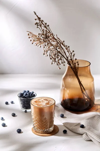 Glas iskaffe, brunt socker och blåbär — Stockfoto