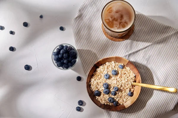 Oatmeal dengan blueberry, sendok dan kopi — Stok Foto