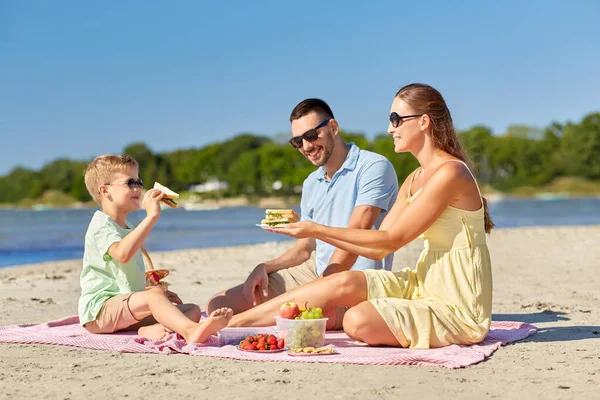 Ευτυχισμένη οικογένεια έχει πικνίκ στην παραλία του καλοκαιριού — Φωτογραφία Αρχείου