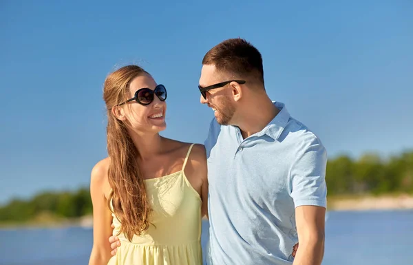 Feliz casal abraçando na praia de verão — Fotografia de Stock